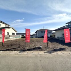 敷地面積は８１．６７坪と広いため、お庭付きの平屋住宅や複数台の駐車スペースも可能です。交通アクセスやお買い物など利便性の良い立地です。