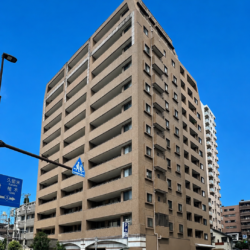 上通アーケードまで徒歩１０分圏内の利便性に優れた立地です！リノベーションされた室内はヘリンボーン柄の床、コンクリート打ちっぱなし柄の天井、細部までこだわりぬかれたお洒落な内装になっております！