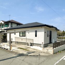 広い庭付きの築浅平屋住宅です。広々とした２５帖のＬＤＫは開放感ある空間です。菊陽、合志、大津、菊池市街地へのアクセスの良い立地です。