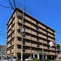 分譲マンションならではの上質な住環境🏢開放感あふれる南西角部屋で２面バルコニーを備え、明るい光と爽やかな風を取り込めます🌞広々とした約２１帖のＬＤＫは、家族でゆったりと過ごせる快適空間です✨