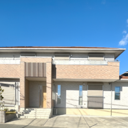 理想の南西角地！築２年・水回り未使用☆まるで新築の美しさ。快適・安心の一戸建て。車社会も安心の並列で駐車３台可・生活施設や交通利便に恵まれた好立地です。