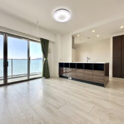 開放感あるオープンキッチン居間