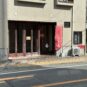 居間 板張りの壁に装飾天井でお洒落なリビングスペース