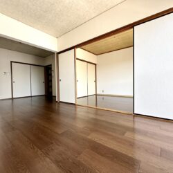 リビングと繋がりのある洋室居間