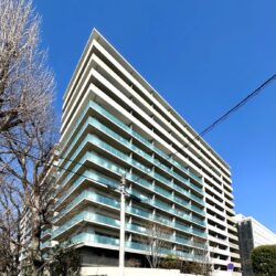 文教エリアに立地する総戸数１８２世帯の分譲マンション、１０階ならではの絶景眺望で熊本のシンボルである熊本城も望めます。充実した室内設備、ホテルライクのようなコンシェルジュサポートが体感できます。